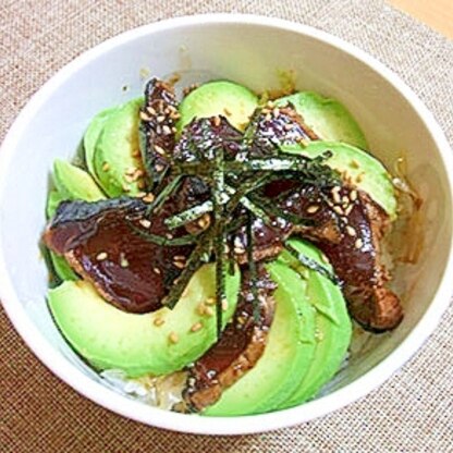 アボカドと鰹のにんにく醤油漬け丼